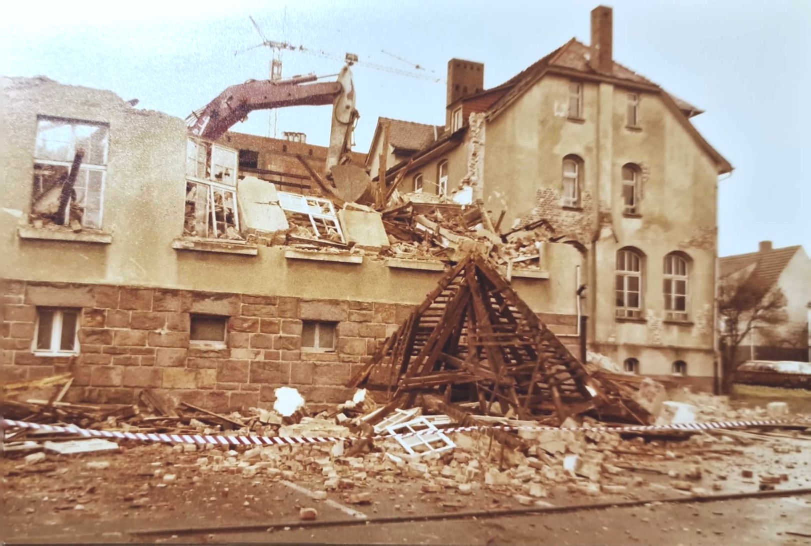 Die Schule wurde in 1972 abgerissen, um Platz für das Ärztehaus zu machen. @Gemeinde Niestetal